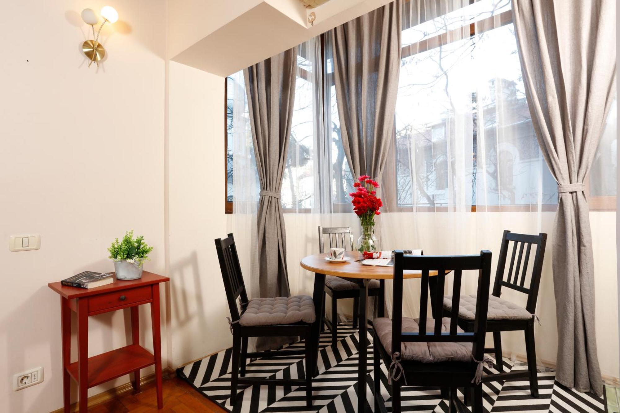 Peaceful Getaway - Generous 3-Bedroom Sanctuary - Close To Historic Old Town Bucarest Exterior foto