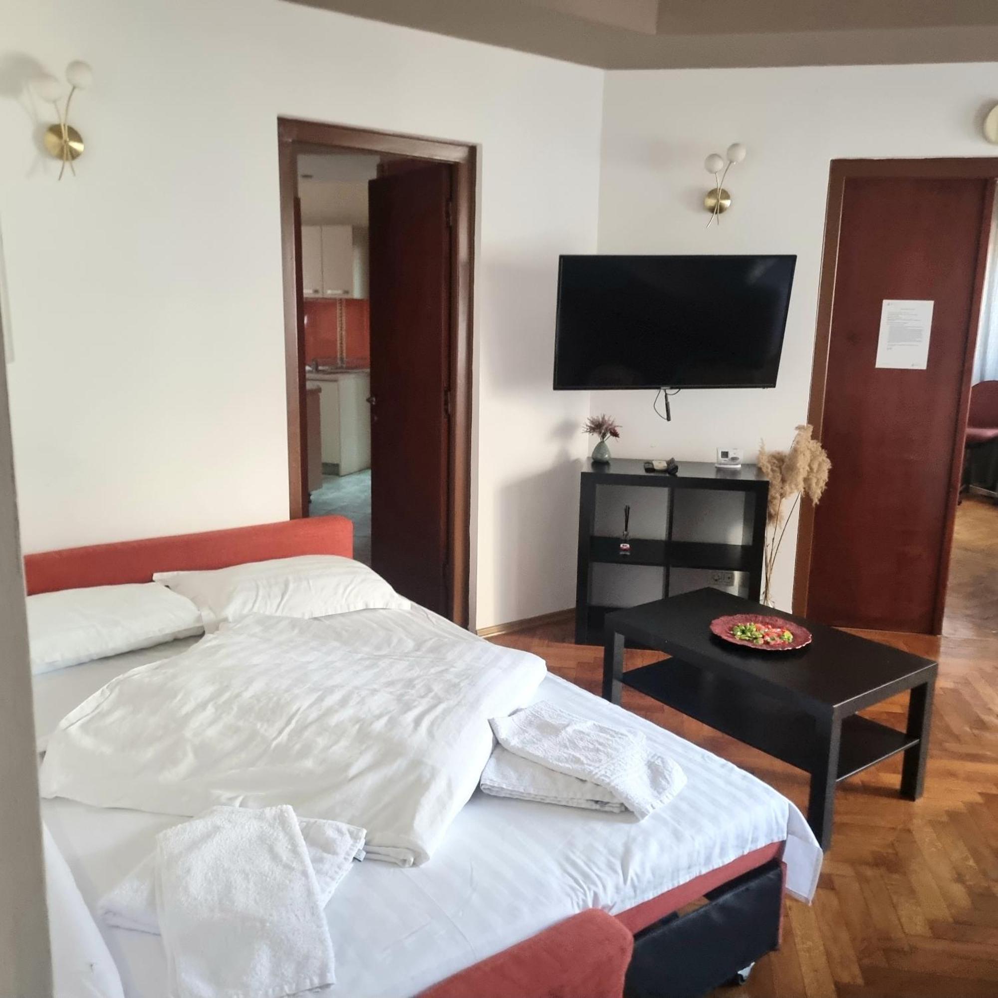 Peaceful Getaway - Generous 3-Bedroom Sanctuary - Close To Historic Old Town Bucarest Exterior foto